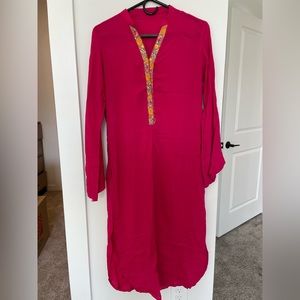 Gorgeous suit. Matching pants and chunni.